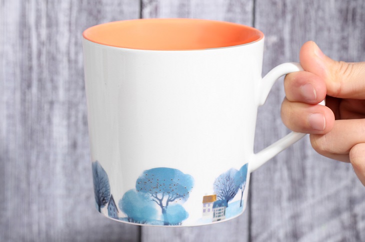 Ly sứ với hoa văn nổi sẽ thích hợp dùng để thưởng thức trà, cà phê tại nhà