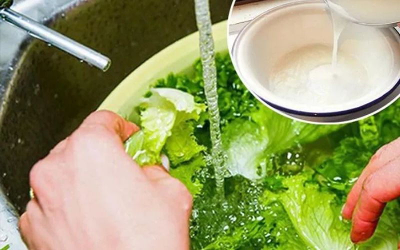 Rửa rau bằng nước muối không hề giúp sạch vi khuẩn và thuốc trừ sâu