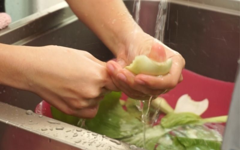 Cách rửa rau ăn lá