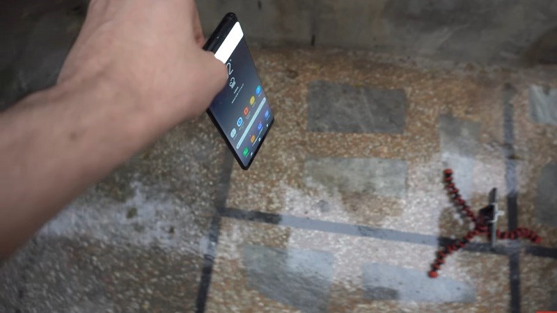 Thả rơi siêu phẩm Galaxy Note 8 đến 3 lần: Kết quả không thể tin nổi!