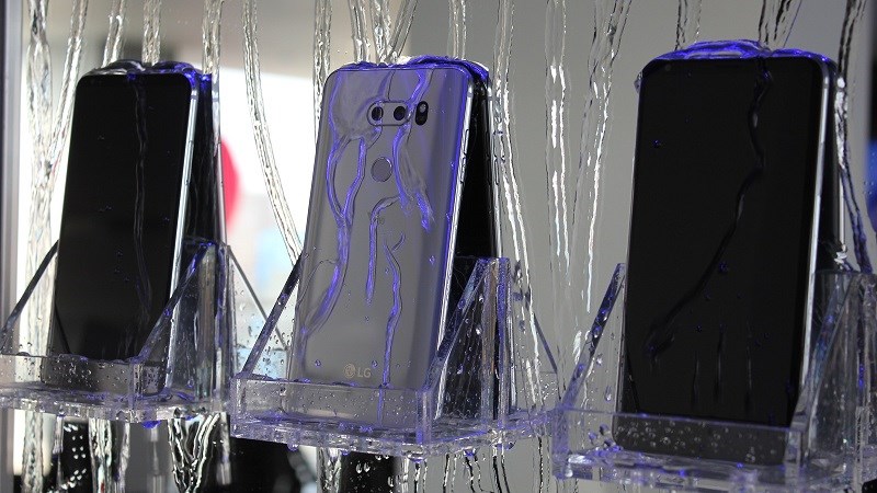 LG V30 chính thức trình làng: Chip Snapdragon 835, camera kép, màn hình 6 inch, chống nước IP68