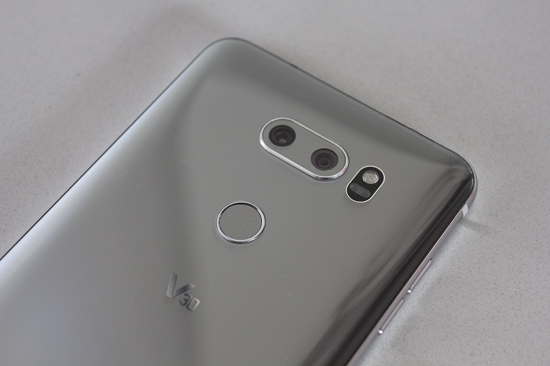 LG V30 chính thức trình làng: Chip Snapdragon 835, camera kép, màn hình 6 inch, chống nước IP68