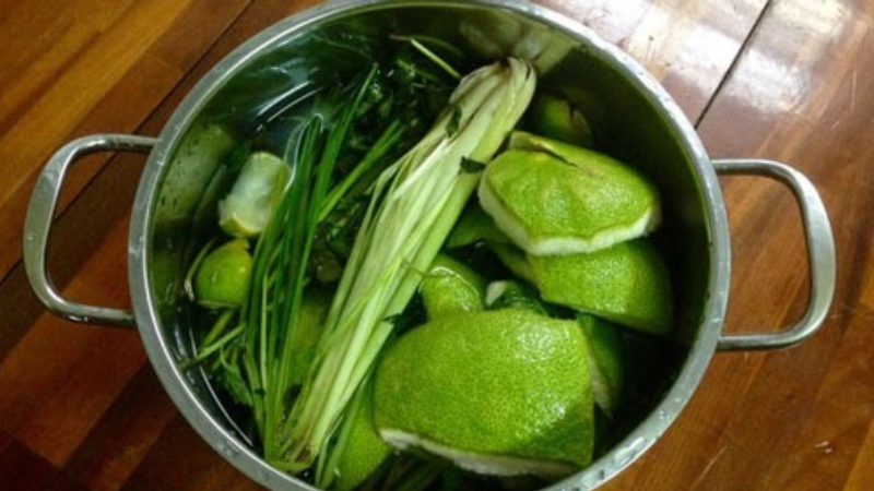 Cook shampoo from grapefruit peel and some herbs