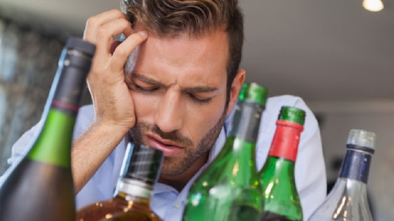Uống rượu pha cồn gây cảm giác nhức đầu, khó chịu và khát nước