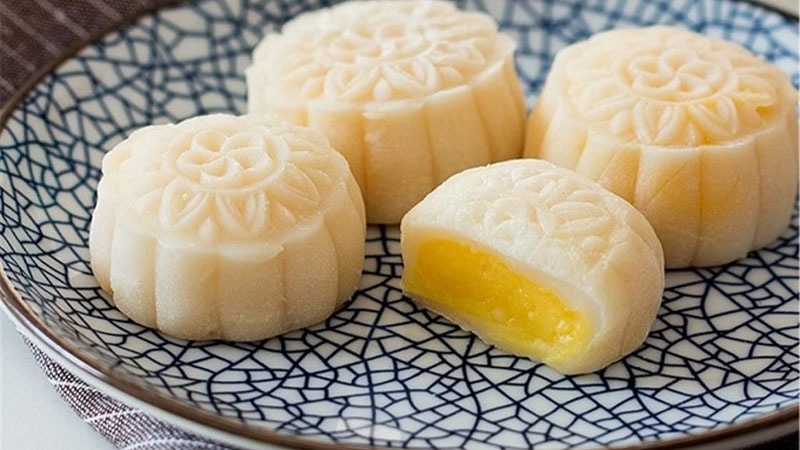 How to make attractive moon cake filled with green bean paste