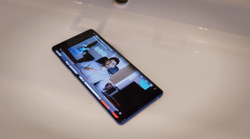 Galaxy Note 8 xem video khi đang dưới nước