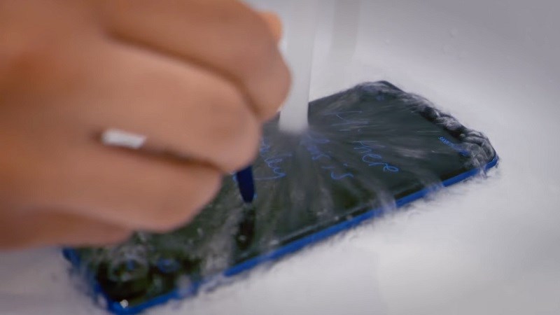 Galaxy Note 8 và bút S Pen có hoạt động tốt khi dưới nước?