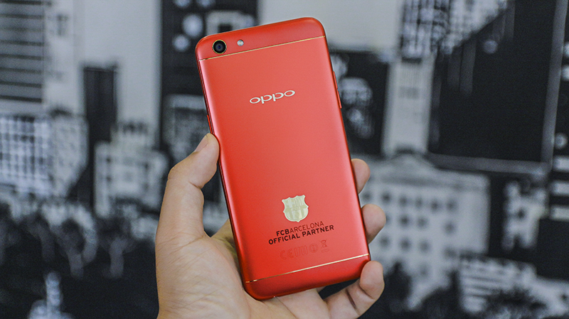 Trên tay Oppo F3 phiên bản Barcelona Trên tay Oppo F3 phiên bản Barcelona