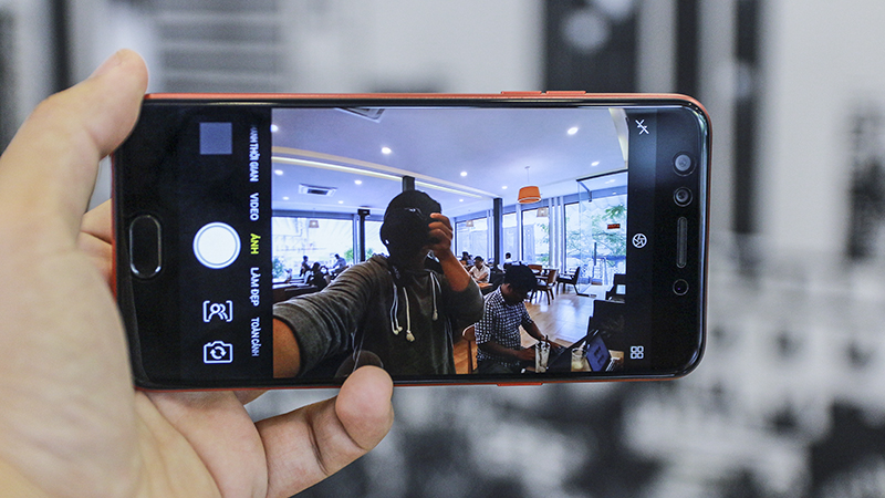 Trên tay Oppo F3 phiên bản Barcelona Trên tay Oppo F3 phiên bản Barcelona