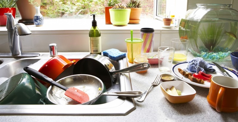 Rửa chén đĩa bẩn Rửa chén đĩa bẩn