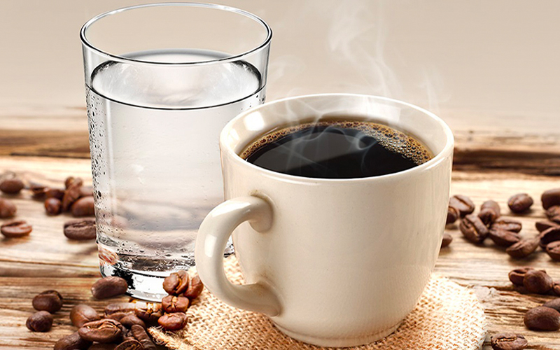 Uống nước lọc trong khi dùng cà phê, trà