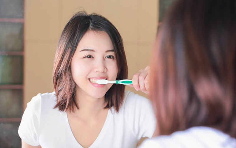 Đánh răng, súc miệng sau khi uống cà phê, trà