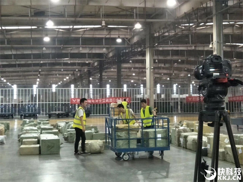 Camera ghi lại quá trình sắp xếp lô hàng iPhone mới Camera ghi lại quá trình sắp xếp lô hàng iPhone mới