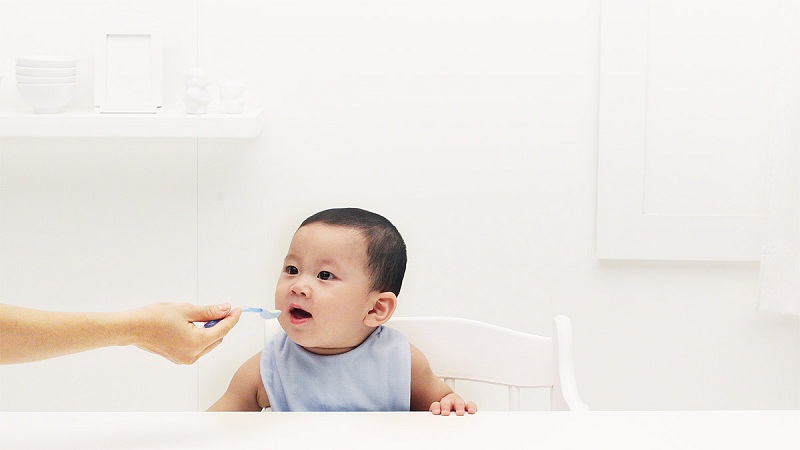 Trẻ sơ sinh uống nước cơm được không