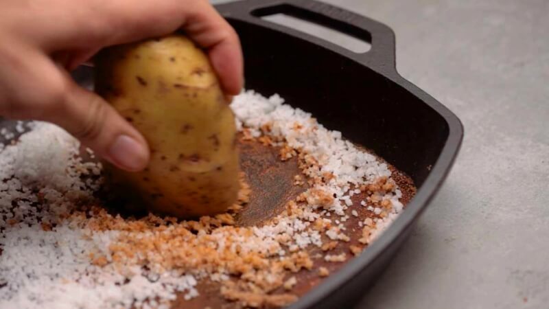 4 mẹo phục hồi khả năng chống dính của chảo bằng nguyên liệu trong bếp