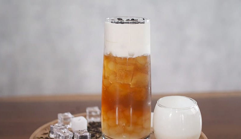 How to make black tea and milk foam with sea salt flavor