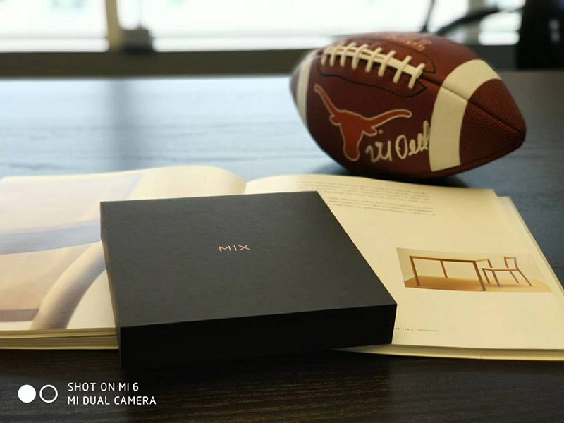 Xiaomi nhá hàng hộp đựng sản phẩm Mi Mix 2