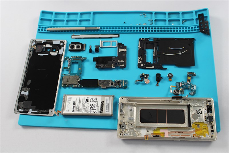 Các linh kiện của Galaxy Note 8 sau khi tháo rời
