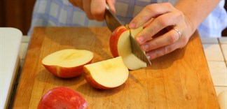 Cách cắt táo không bị thâm