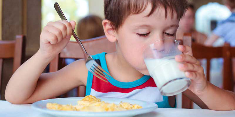 ăn chuối và uống sữa cùng nhau gây đau bụng