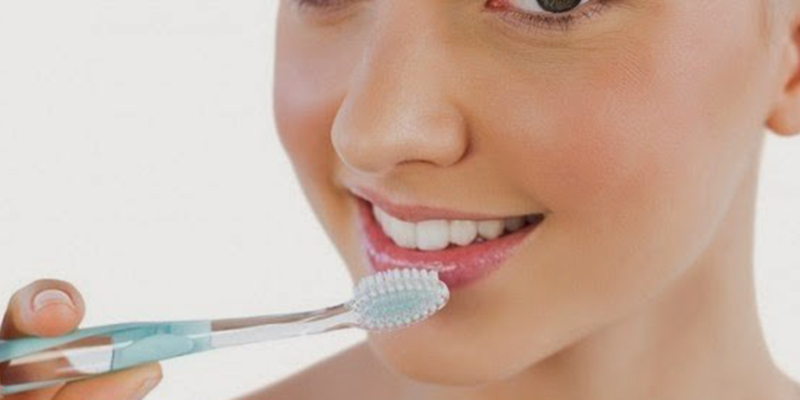 Biến tấu bàn chải đánh răng thành dụng cụ làm đẹp cho phái nữ