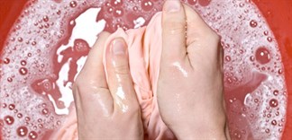 Bất ngờ những cách giúp áo quần sạch như giặt máy
