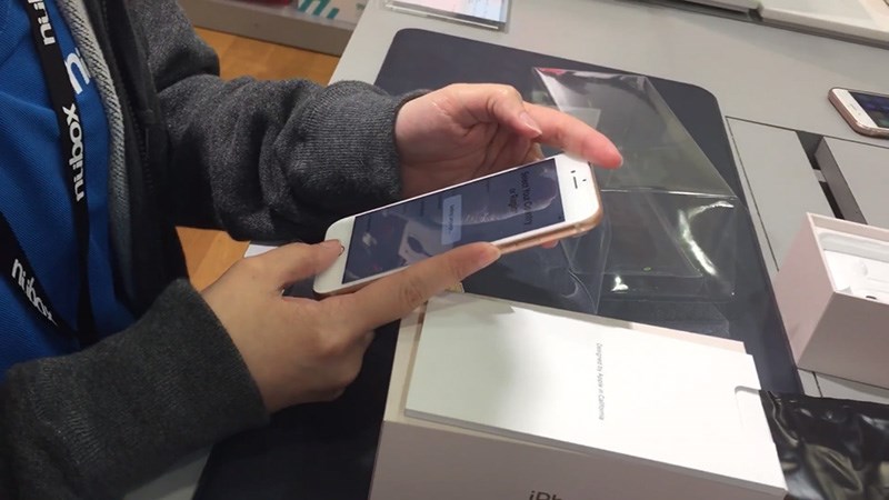 Đập hộp iPhone 8 và thử sạc không dây ngay tại Apple Store