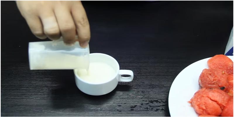 Tiếp đến bạn pha ít sữa tươi có đường với kem sữa béo