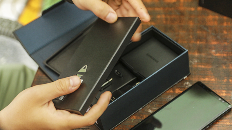 Trên tay Galaxy Note 8 chính hãng Trên tay Galaxy Note 8 chính hãng
