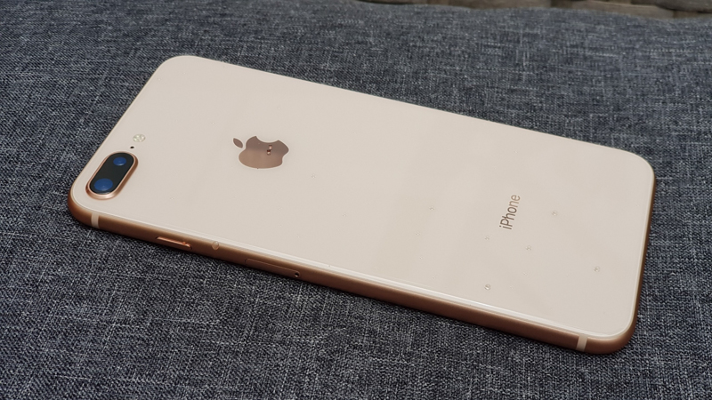 Mở hộp iPhone 8 Plus xách tay: Chiếc iPhone hạ giá cực nhanh