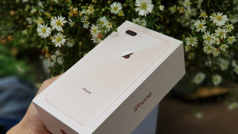 Mở hộp iPhone 8 Plus xách tay: Chiếc iPhone hạ giá cực nhanh