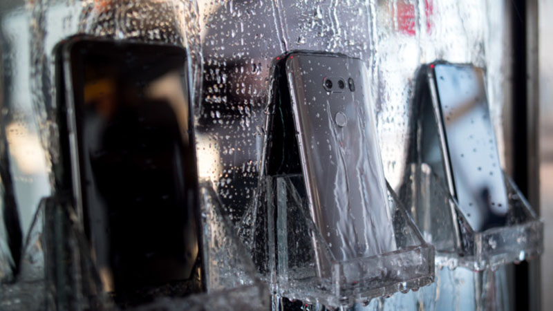 LG & OnePlus dùng chiến lược gà nhà đá nhau