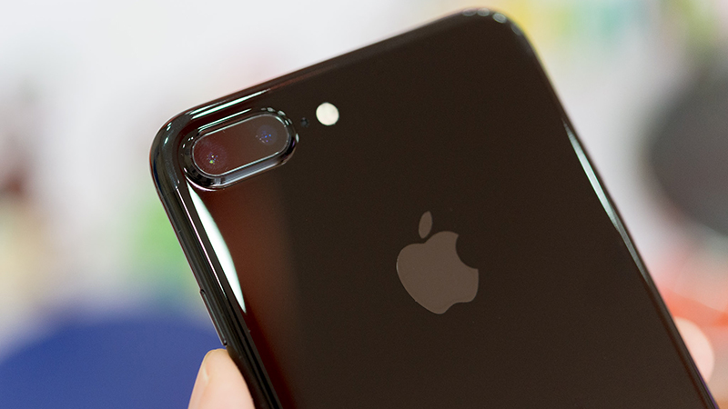 Bán Iphone 8 Ra Trước, Bắt Chờ Iphone X: Sai Lầm Của Apple?