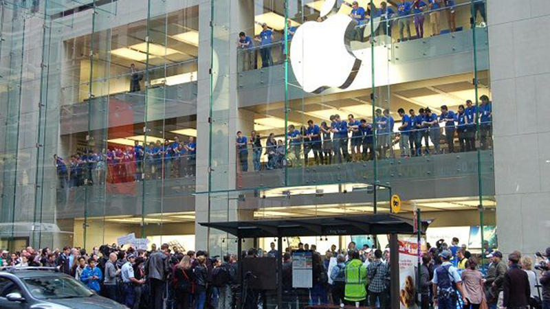 Xếp hàng chờ mua iPhone