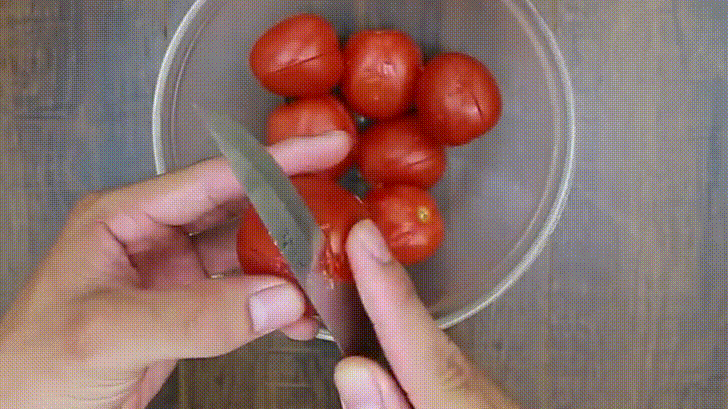 Dùng dao khứa nhẹ 2 đường chéo trên đầu quả cà chua để dễ bóc vỏ sau khi luộc. Khi nước sôi thì cho cà chua vào luộc chỉn rồi vớt ra bóc vỏ.