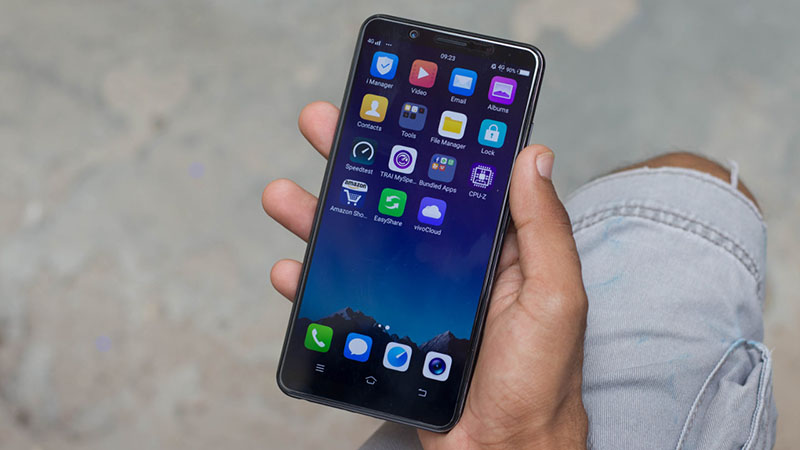 Giá bán của Vivo V7 Plus hơi cao so với mặt bằng chung