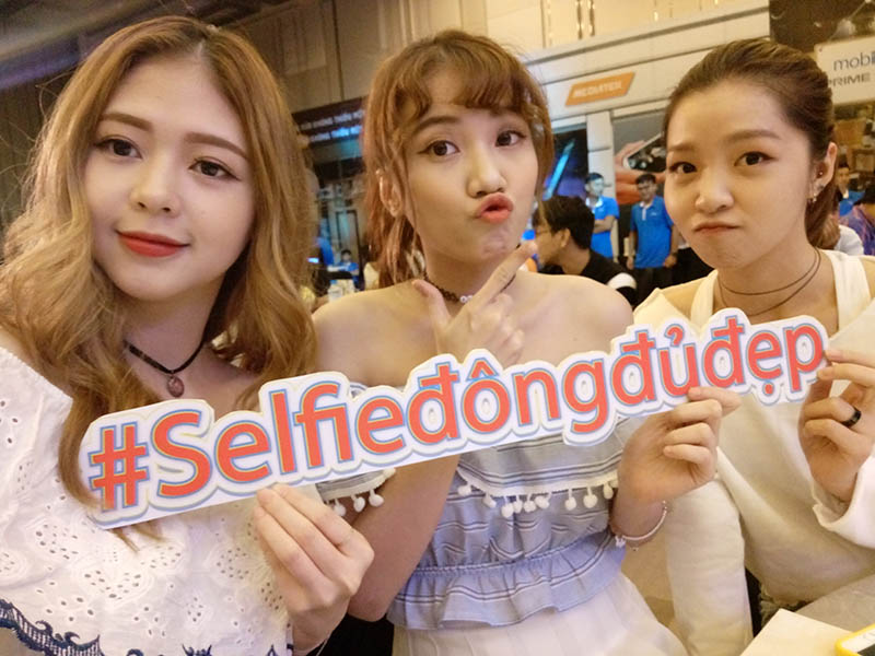 Selfie 3 người cùng Mobiistar Zumbo S2 Dual