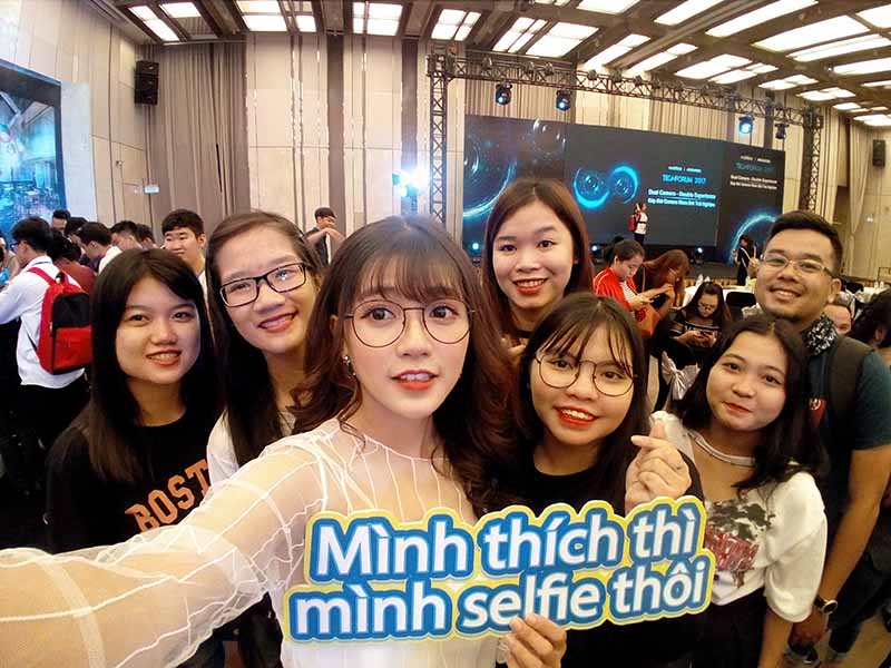 Selfie nhiều người cùng Mobiistar Zumbo S2 Dual