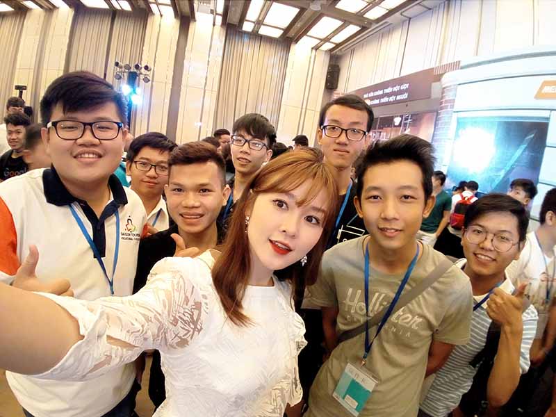 Selfie không bỏ sót một ai với Mobiistar Zumbo S2 Dual