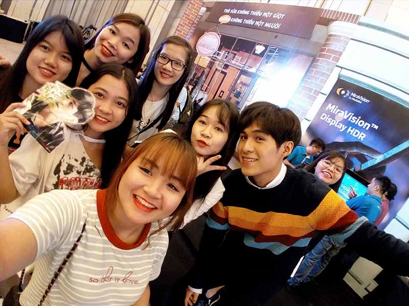 Selfie đông đủ đẹp với Mobiistar Zumbo S2 Dual