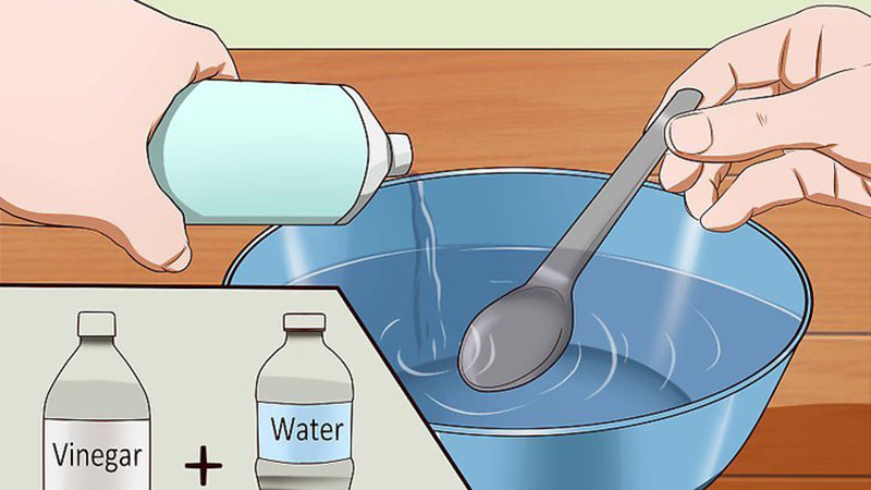 Khi vết bẩn đã khô, hãy pha dung dịch gồm nữa cốc nước ấm và nữa cốc giấm trắng. 