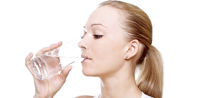  Uống một ly nước ngay sau khi thức dậy giúp loại bỏ các độc tố, cải thiện quá trình trao đổi chất và mang lại cho bạn làn da tươi trẻ
