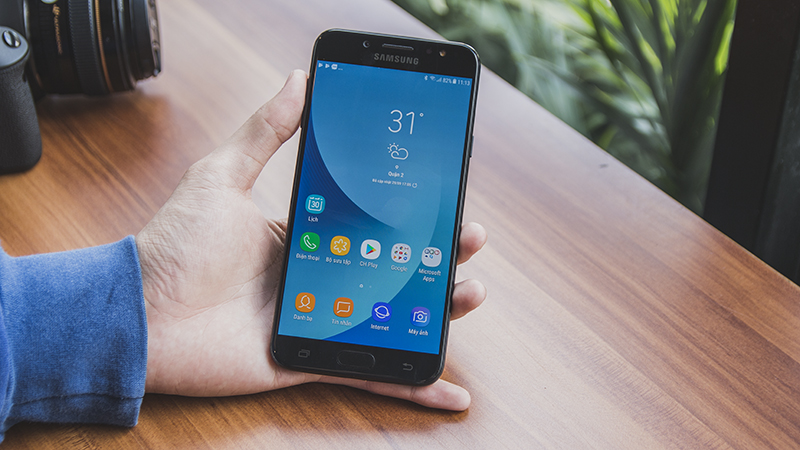 TrÃªn tay Galaxy J7 Plus