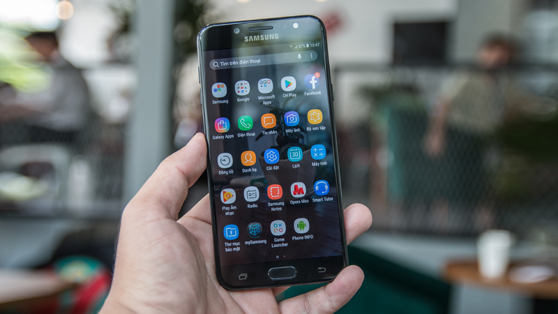 Trên tay Galaxy J7 Plus