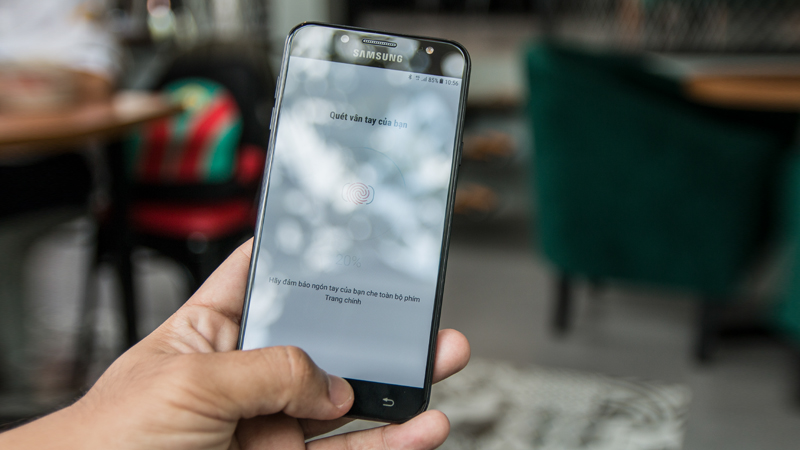 Trên tay Galaxy J7 Plus