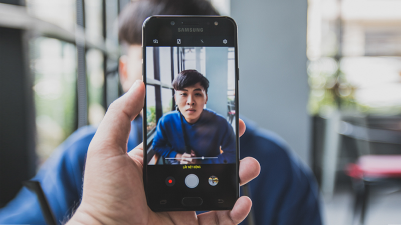 Trên tay Galaxy J7 Plus