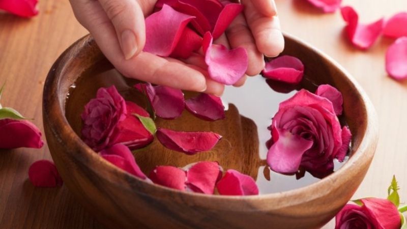 Hướng dẫn cách làm nước tẩy trang từ cánh hoa hồng