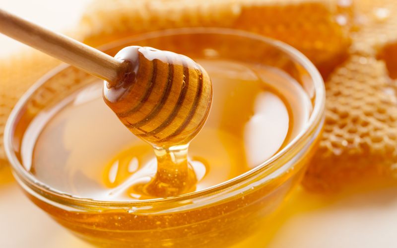 Tại sao dùng mật ong trị quầng thâm mắt?