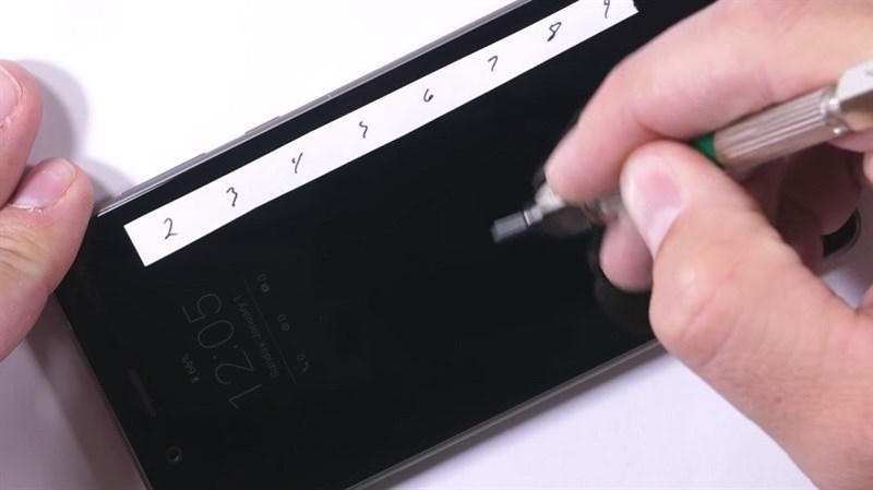Thử nghiệm bẻ cong, cào xước, nung nóng màn hình Nokia 8, liệu có sao?