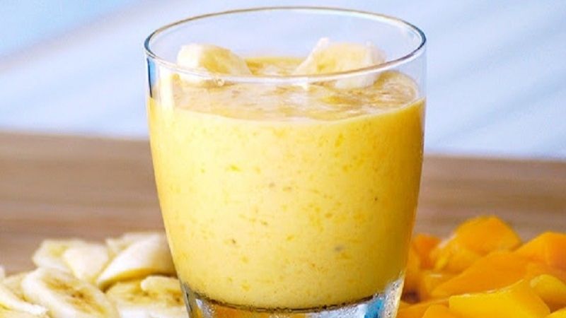 How to make a delicious mango smoothie with fresh milk